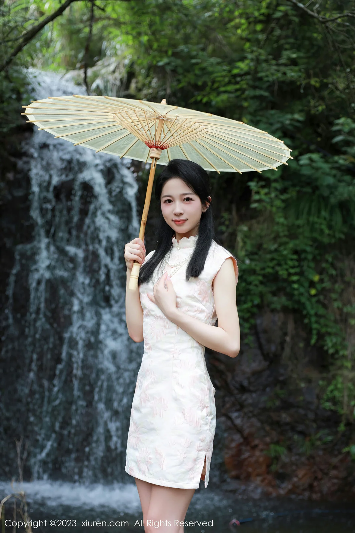 图片[4]-XiuRen 秀人 No.7234 糖豆sisi 户外溪边白色旗袍服饰 [61P]-COS写真在线网
