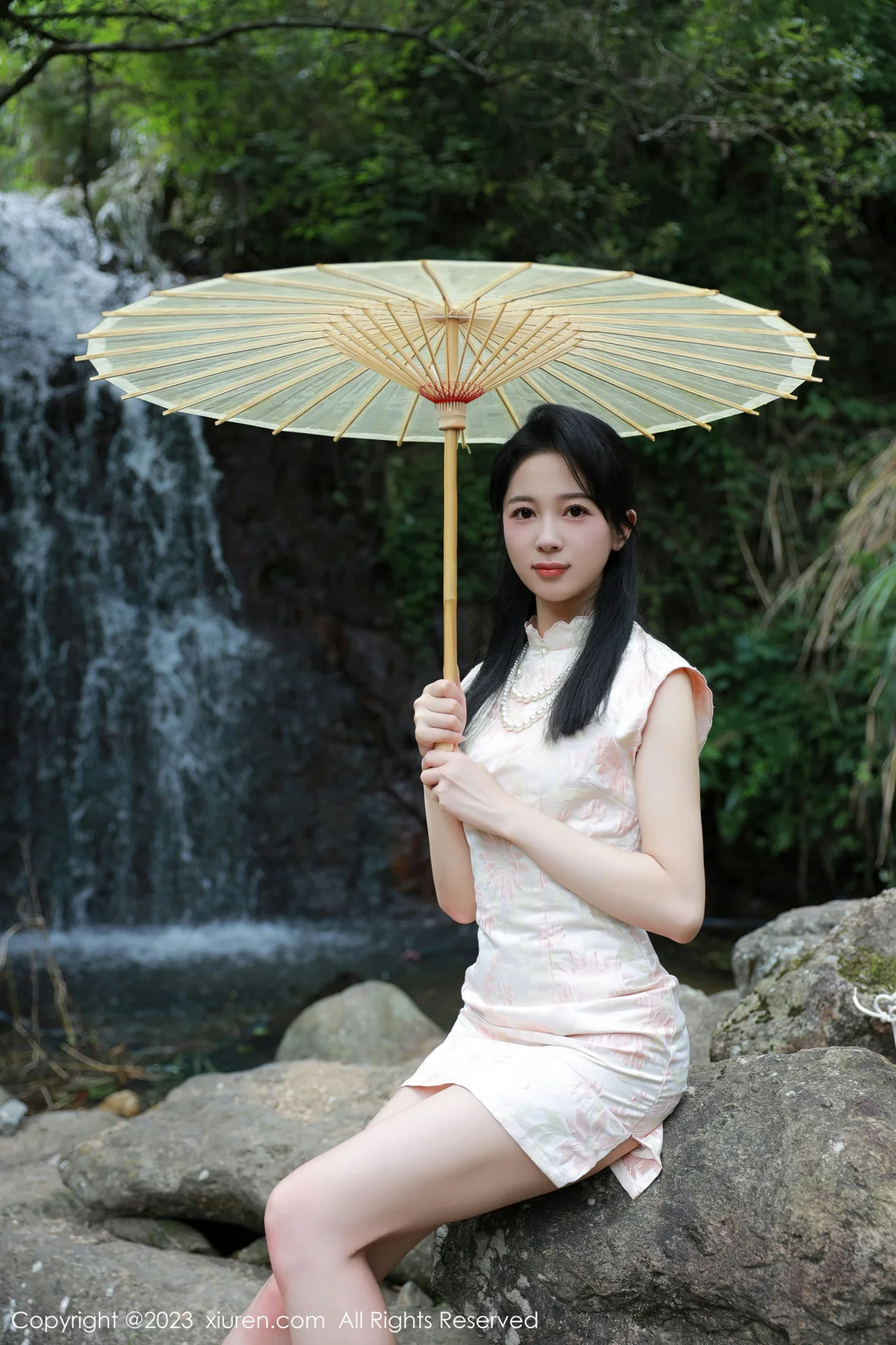 图片[6]-XiuRen 秀人 No.7234 糖豆sisi 户外溪边白色旗袍服饰 [61P]-COS写真在线网
