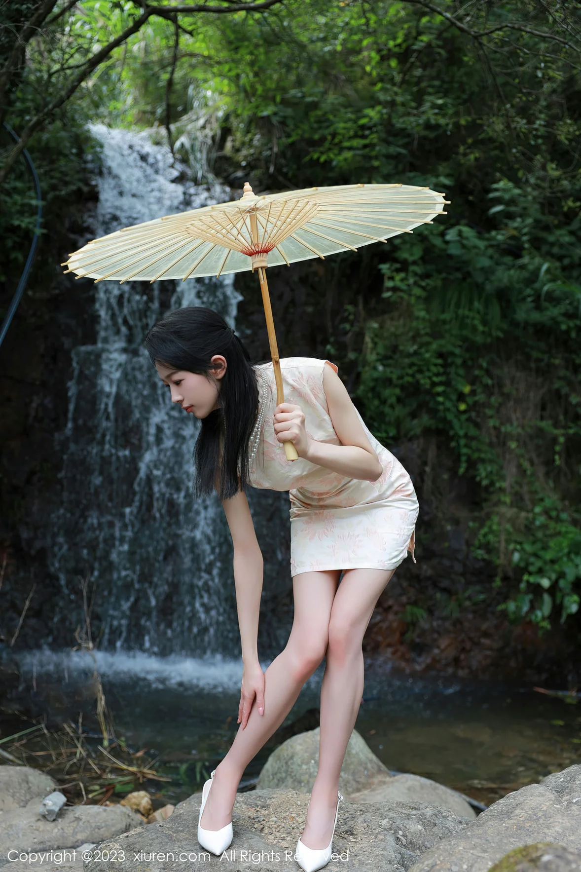 图片[5]-XiuRen 秀人 No.7234 糖豆sisi 户外溪边白色旗袍服饰 [61P]-COS写真在线网