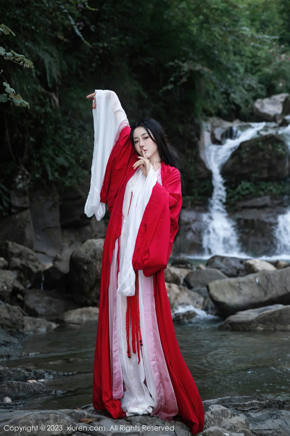 图片[2]-XiuRen 秀人 No.7295 严利娅Yuliya 户外诱惑红色古装性感写真 [90P]-COS写真在线网