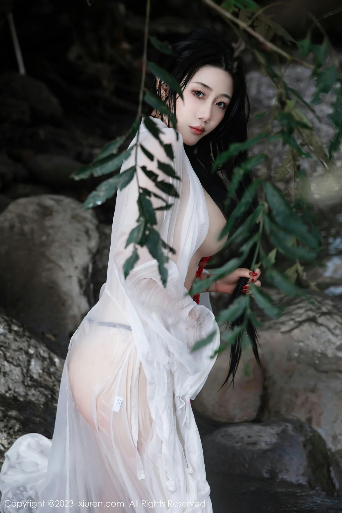 图片[5]-XiuRen 秀人 No.7295 严利娅Yuliya 户外诱惑红色古装性感写真 [90P]-COS写真在线网