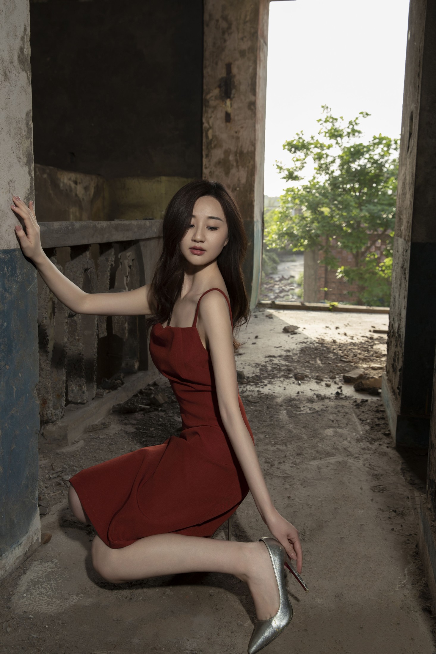 图片[5]-小鱼儿 – 《RED WALLS》[33P]-COS写真在线网