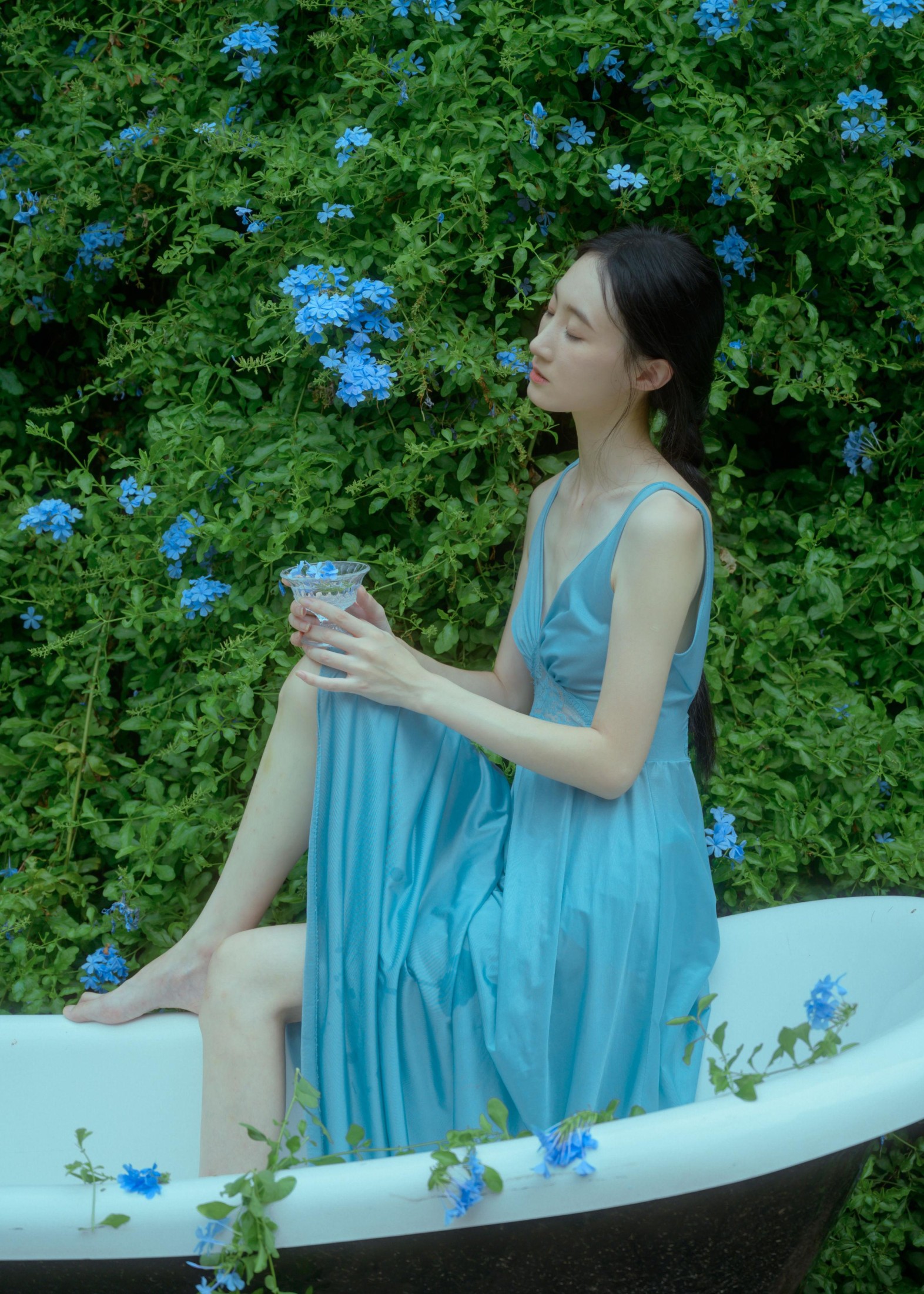 图片[2]-阿吉缘子 – 《夏天与蓝雪花》[14P]-COS写真在线网