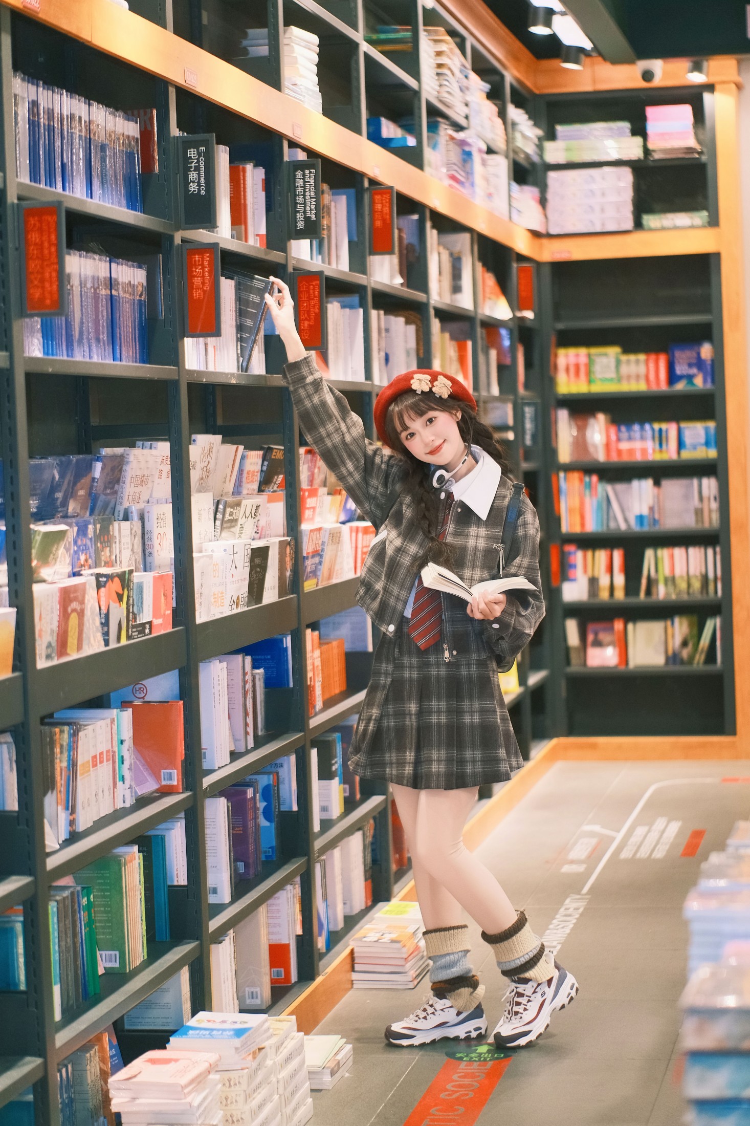 图片[5]-夏芋小年 – 《书店女孩》[20P]-COS写真在线网