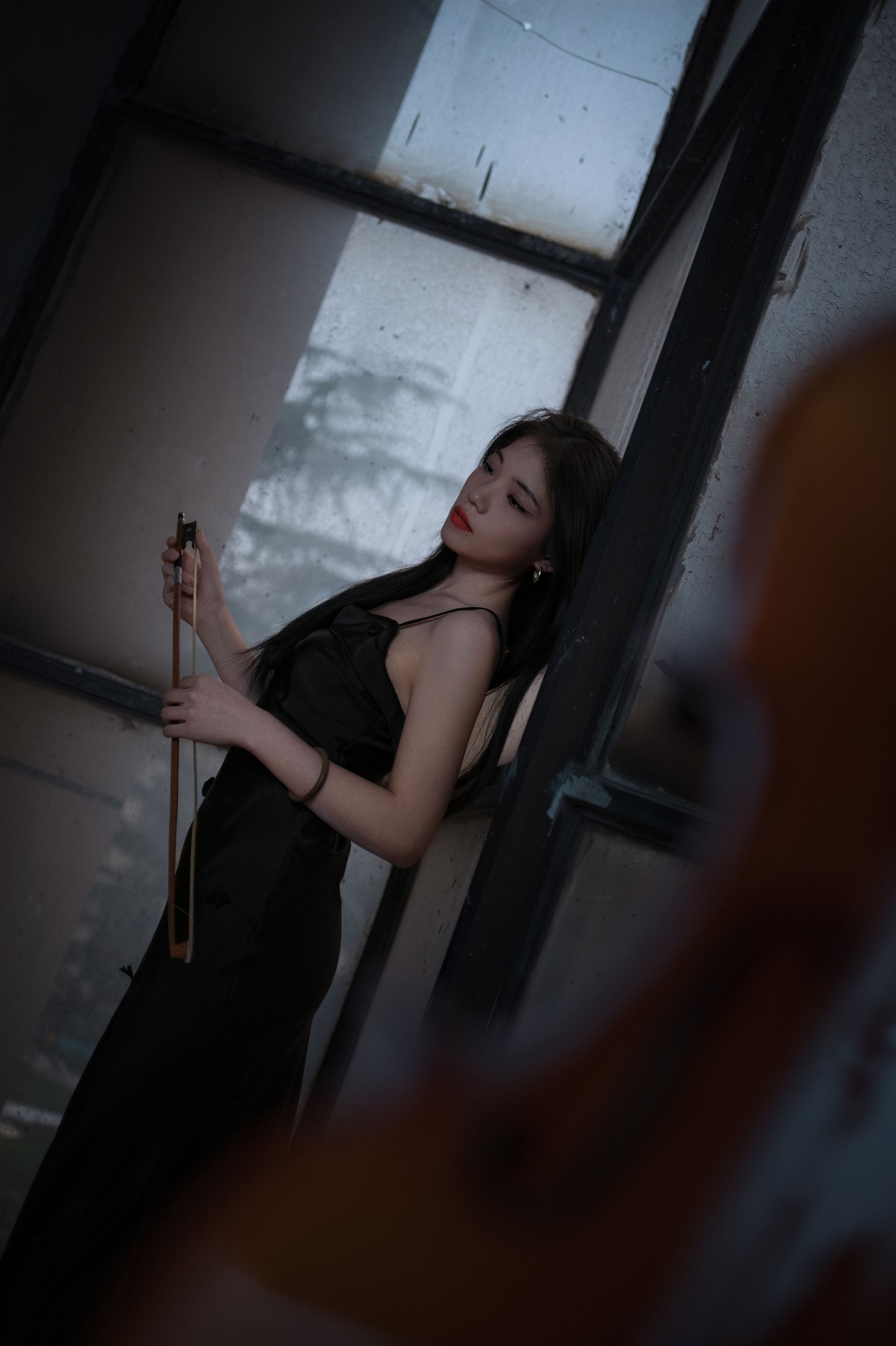 图片[3]-小七 – 《废墟中的小提琴少女》[14P]-COS写真在线网