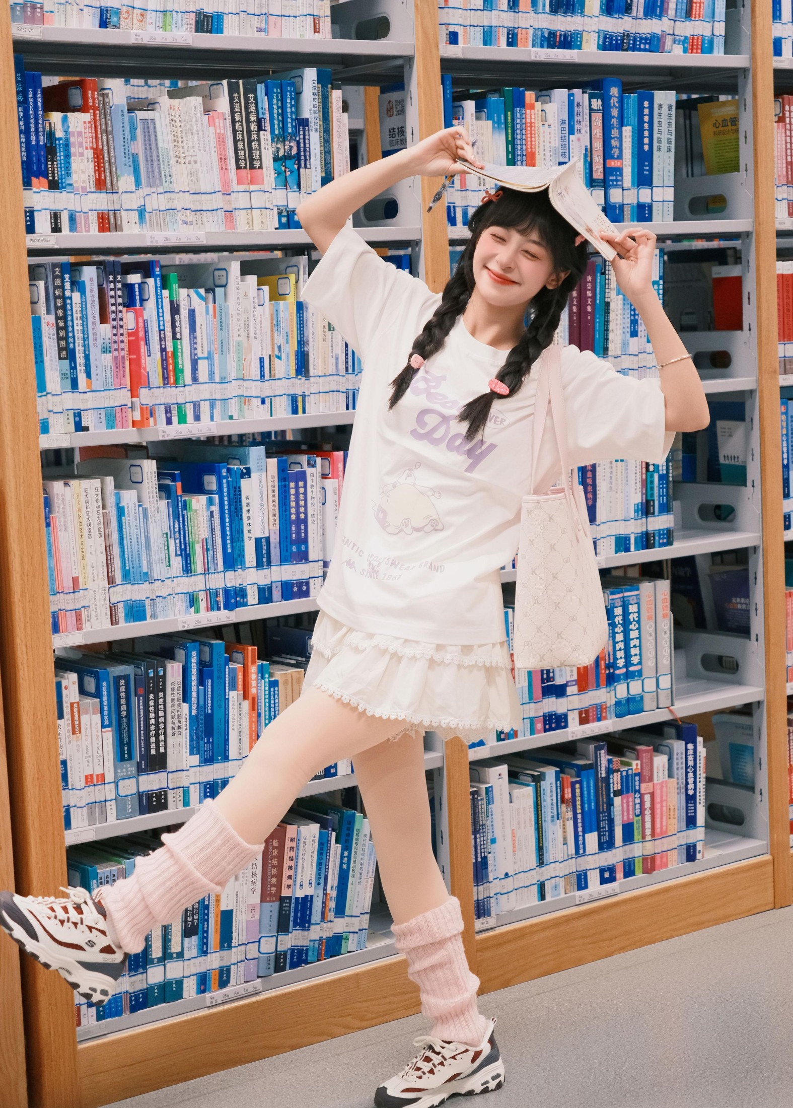 图片[2]-夏芋小年 – 《一起看书啊》[17P]-COS写真在线网