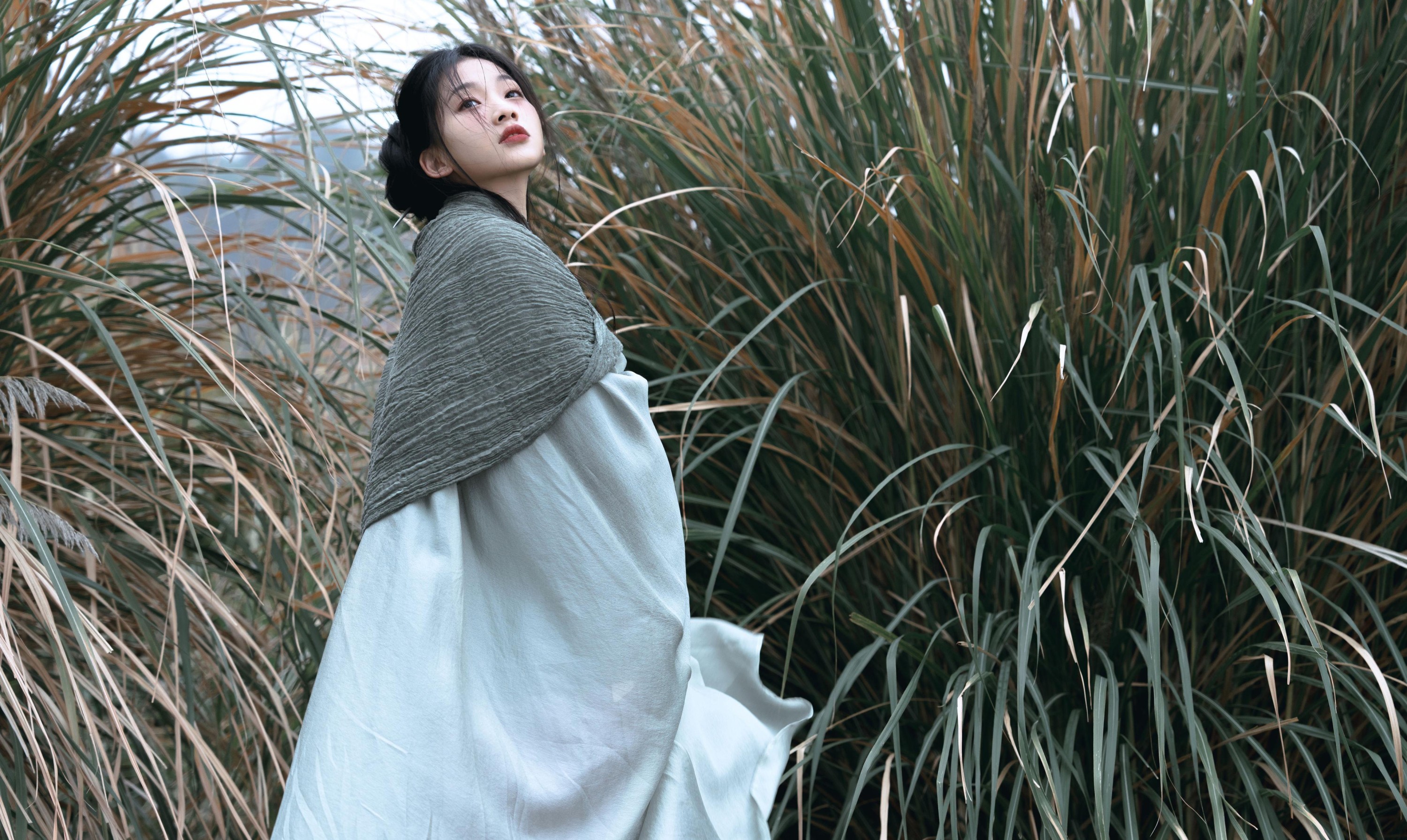 图片[2]-二一芝 – 《风又起，叶落地》[19P]-COS写真在线网