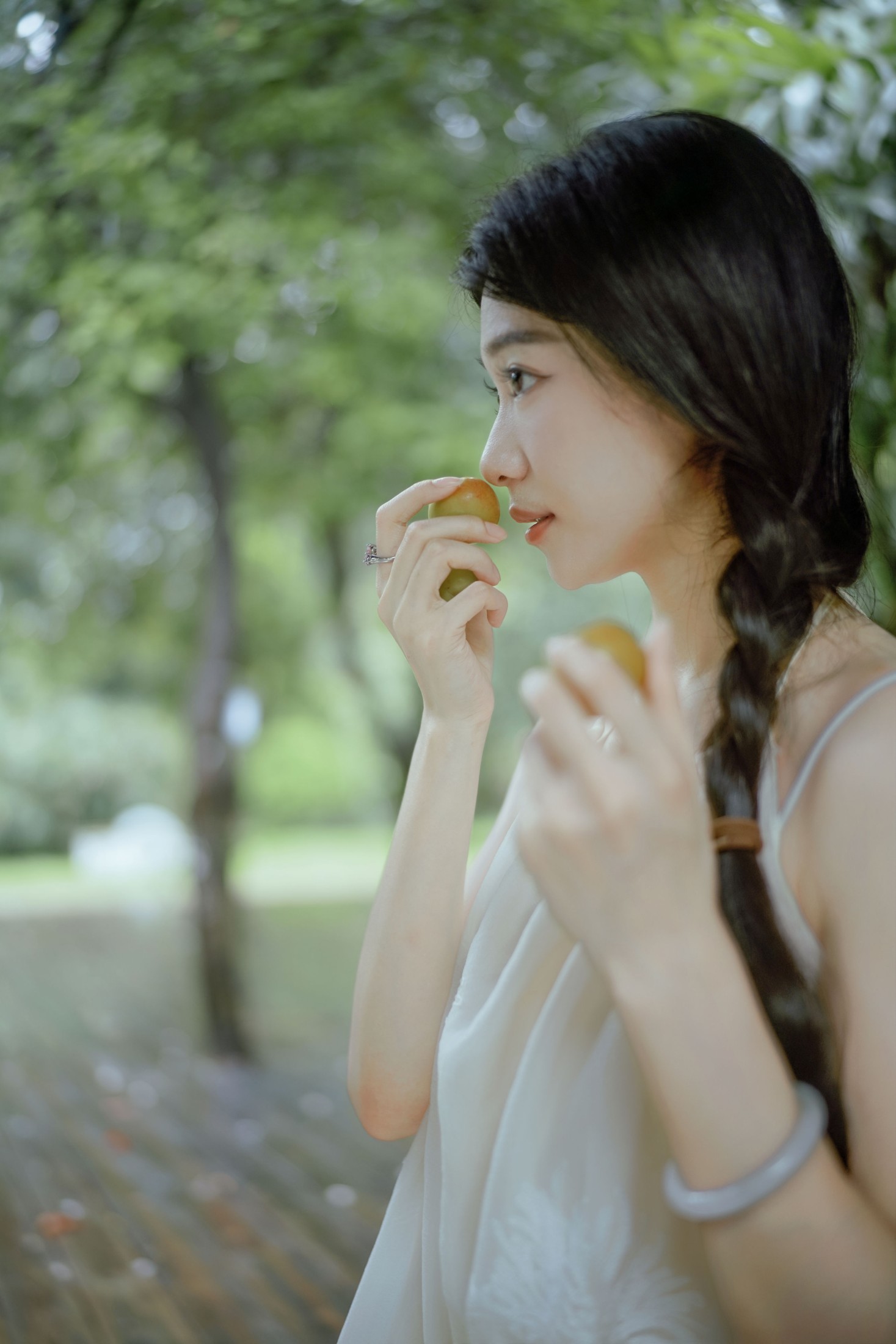 图片[2]-小美 – 《雨落林间，少女的青李时光》[41P]-COS写真在线网