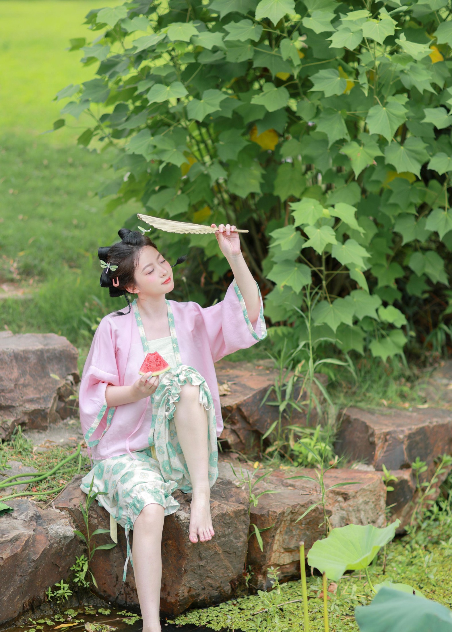 图片[2]-小猫鱼干 – 《树荫照水弄晴柔，闲看蜻蜓立荷头》[13P]-COS写真在线网