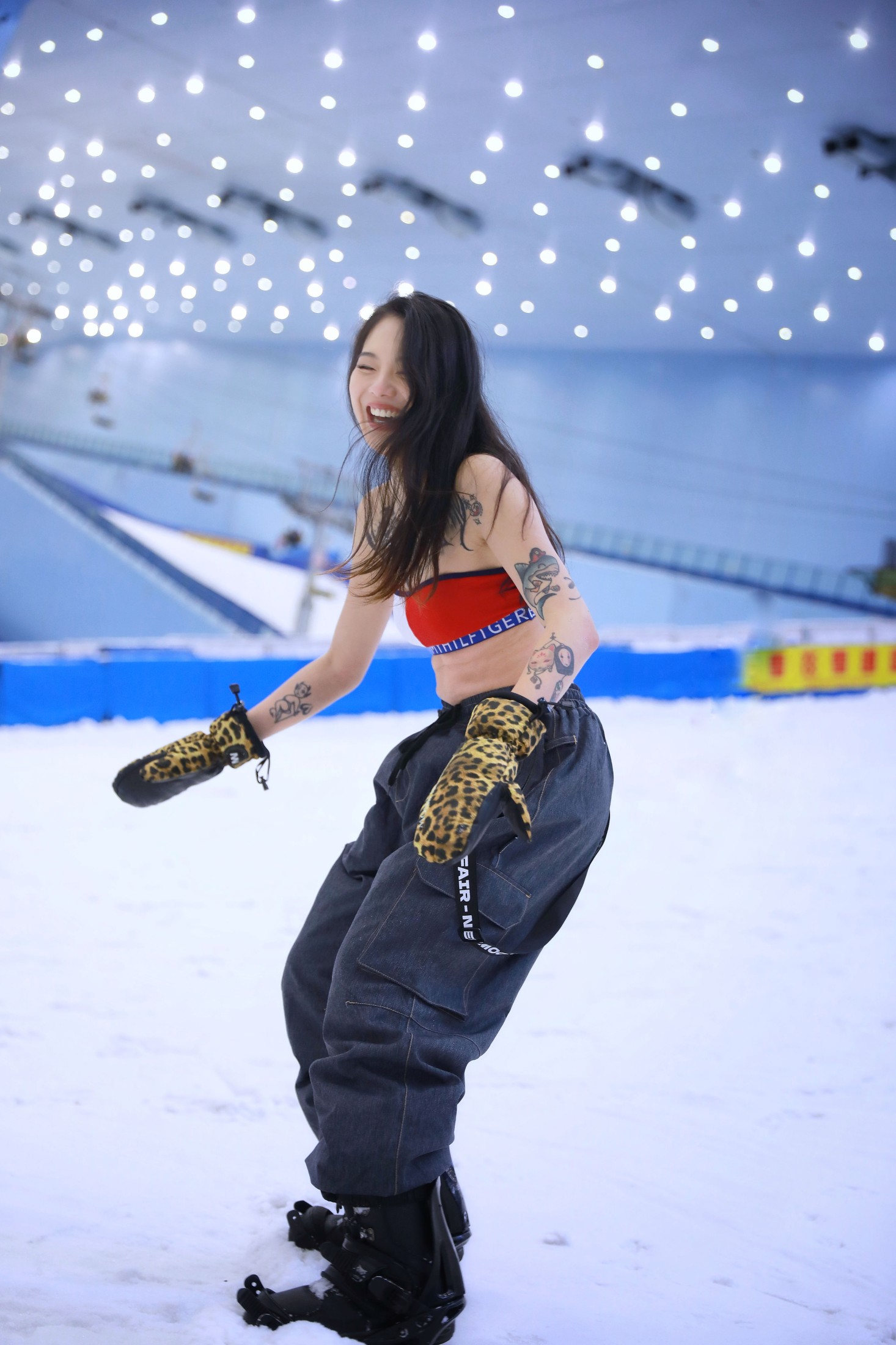 Gigi – 《雪场热辣滑手》[19P]-COS写真在线网