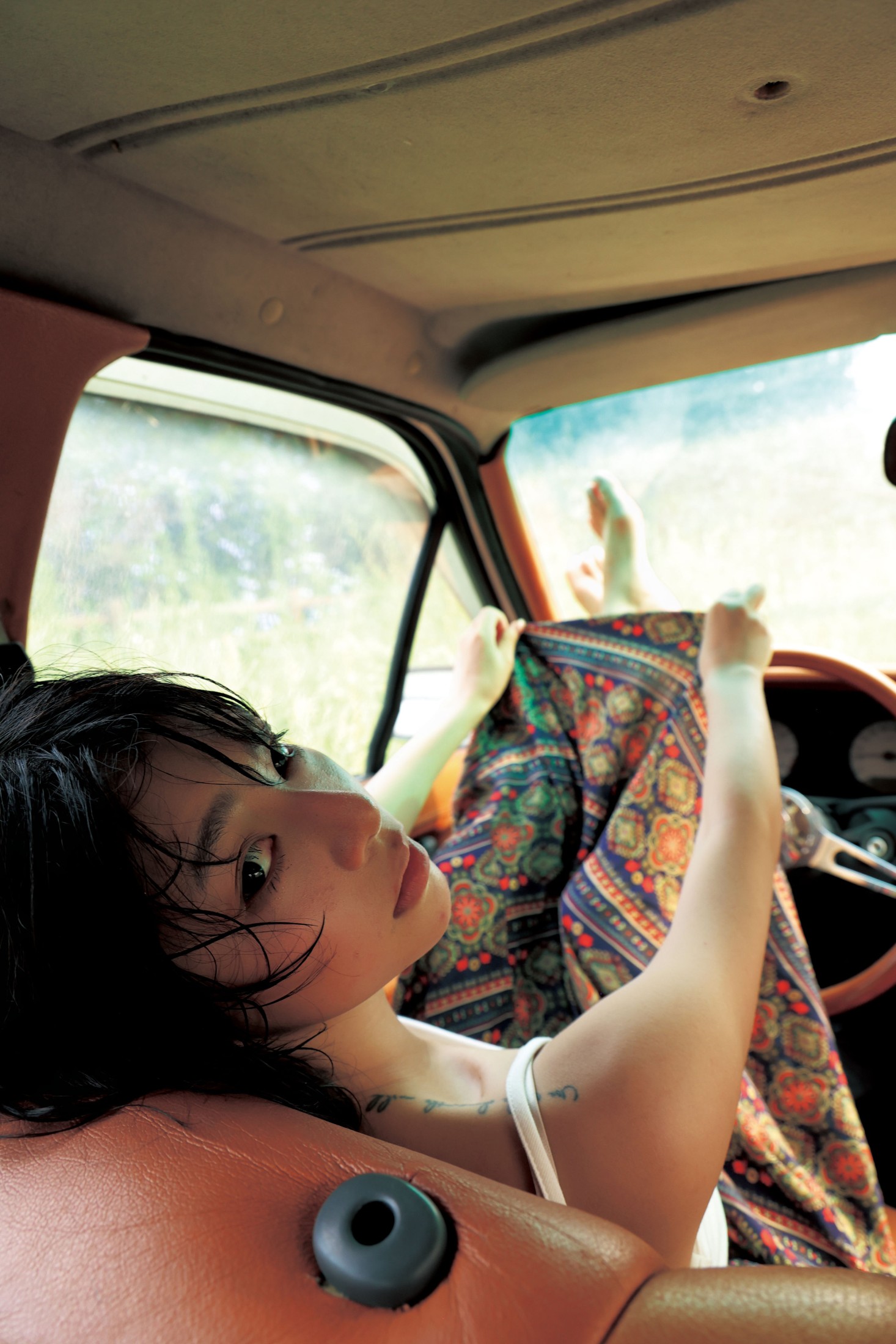 BiuBiu是可爱 – 《旧车，野草，微醺的风》[14P]-COS写真在线网