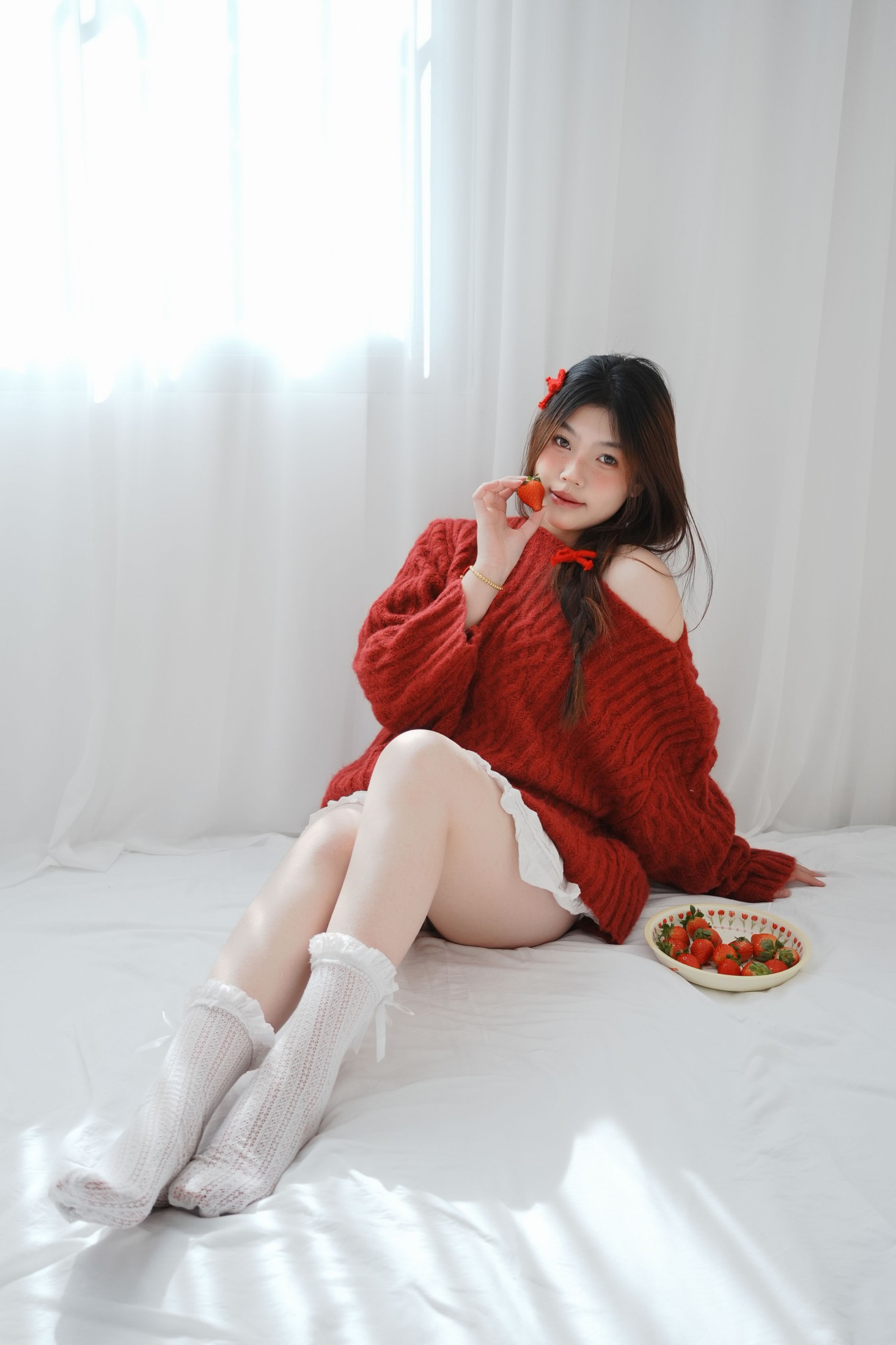 静静已 – 《草莓 小白裙室内》[16P]-COS写真在线网